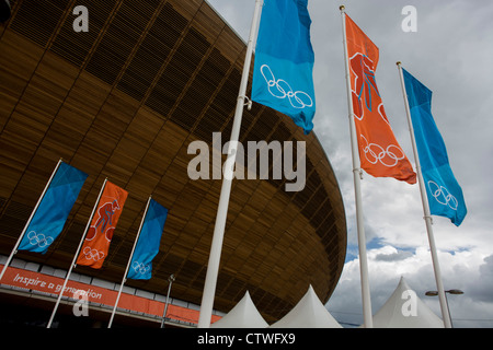 De l'extérieur de l'£105m Pin de Sibérie - Vélodrome pavillon pendant les Jeux Olympiques de 2012 à Londres. La London Velopark est un centre de cyclisme dans la région de Leyton dans l'Est de Londres. Il est l'un des sites olympiques et paralympiques pour les Jeux de 2012. Le Velopark est à l'extrémité nord du parc olympique. Il dispose d'un vélodrome et le BMX Track, qui sera utilisé pour les Jeux, ainsi qu'un mile (1,6 km) course sur route et une piste de vélo de montagne (plus dans la description ..) Banque D'Images