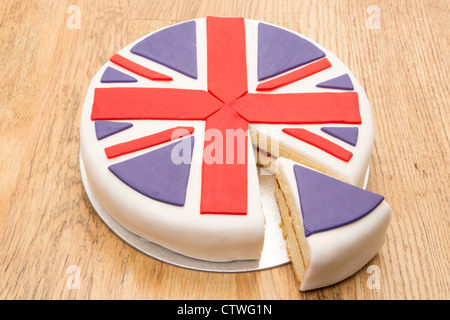 Gâteau éponge Victoria avec drapeau UK décoration glaçage - studio shot Banque D'Images