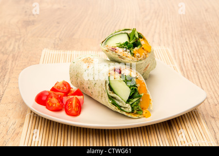 Courge butternut rôtis et fromage feta wrap sandwich - studio shot Banque D'Images