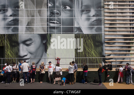 Les spectateurs à l'extérieur d'attente le plus grand McDonald's dans le Parc olympique au cours de l'Jeux olympiques de 2012 à Londres. Des centaines de points de vente des aliments sur les sites olympiques ont été forcés de prendre des jetons hors menu, en raison d'une demande de parrainage, McDonald's. Chefs olympique interdit toutes les 800 détaillants en alimentation à la 40 sites des Jeux en Grande-Bretagne de mettre en plaquettes en raison d'obligations de parrainage. Ce terrain a été transformé pour devenir un 2,5 Km2 complexe sportif, une fois que les entreprises industrielles et maintenant le lieu de huit salles dont l'arène principale, centre aquatique et le vélodrome et le Village Olympique des athlètes Banque D'Images