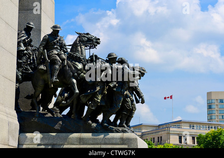 Le monument commémoratif de guerre du Canada à Ottawa est un cénotaphe avec sculptures en bronze, ce qui se trouve sur la place de la Confédération. Banque D'Images