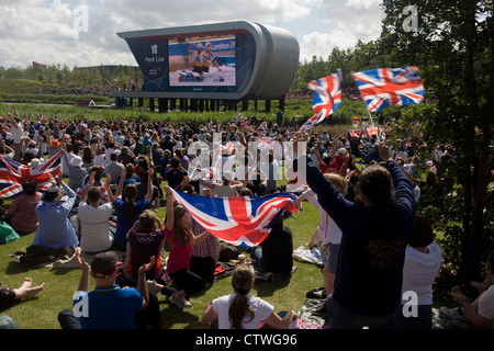 L'équipe de canoë slalom GO Tim Baillie et Etienne Stott célébrer après leur dernière course C2 vu par la célébration de fans dans le Parc olympique au cours de l'Jeux olympiques de 2012 à Londres. Ce terrain a été transformé pour devenir un 2,5 Km2 complexe sportif, une fois que les entreprises industrielles et maintenant le lieu de huit salles dont l'arène principale, centre aquatique et le vélodrome et le Village Olympique des athlètes. Après les Jeux Olympiques, le parc est d'être connu sous le nom de Queen Elizabeth Olympic Park. Banque D'Images