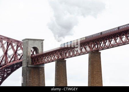 Petit Blongios train à vapeur traverse le pont Forth Rail Banque D'Images