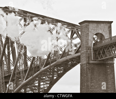 Petit Blongios train à vapeur traverse le pont Forth Rail Banque D'Images