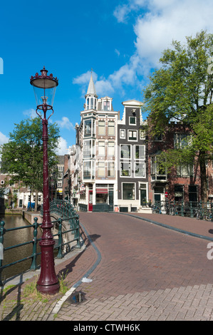 Maisons typiques d'amsterdam et pont sur un canal Banque D'Images