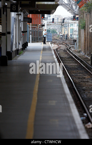 Une seule attente de banlieue sur une plate-forme à la Station London Bridge Banque D'Images