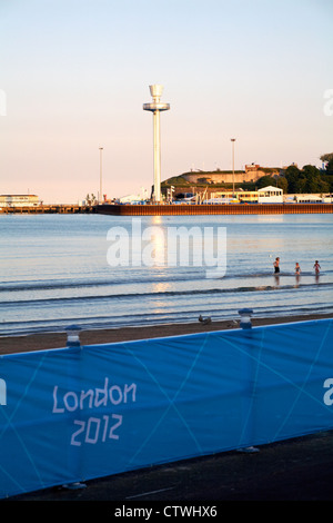 Sea Life Tower, Jurassic Tour Horizon, brillants dans la lumière du soir avec Londres 2012 écrans de plage de Weymouth en Juillet Banque D'Images