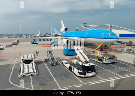 Avion en cours de chargement et ravitaillé au terminal Banque D'Images