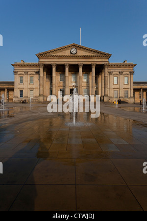 La gare de Huddersfield, St Georges Square, Huddersfield. Construit entre 1846-1850 dans le style néo-classique Banque D'Images