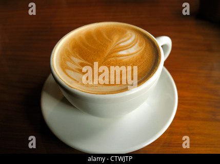 Une tasse de café , en Nouvelle-Zélande et dans le '' ' BLANC COMPLET AVEC DESIGN dans la tasse à café de mousse Banque D'Images