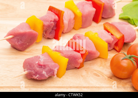 Brochettes de porc fraîchement préparés kebab sur une planche à découper en bois - studio shot Banque D'Images