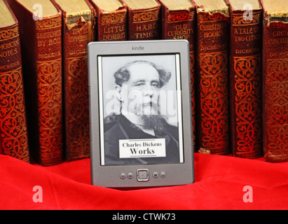 Les œuvres de Charles Dickens dans les livres et sur un e-reader Kindle Banque D'Images