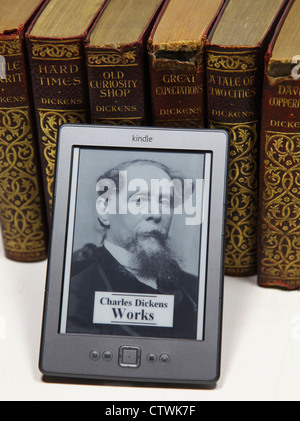 Les œuvres de Charles Dickens dans les livres et sur un e-reader Kindle Banque D'Images