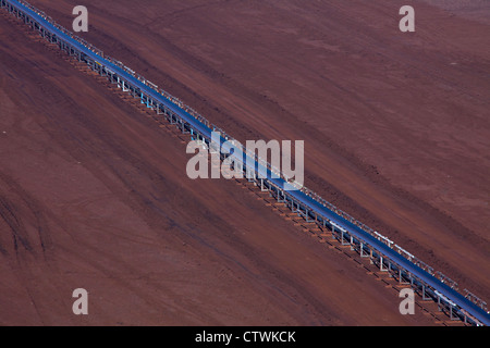 Lignite charbon brun / transportés sur la courroie du convoyeur à mine à ciel ouvert, Saxe-Anhalt, Allemagne Banque D'Images