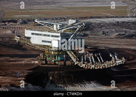 Le charbon brun / de l'extraction de lignite par godet excavateur à roue énorme à mine à ciel ouvert, la Saxe-Anhalt, Allemagne Banque D'Images