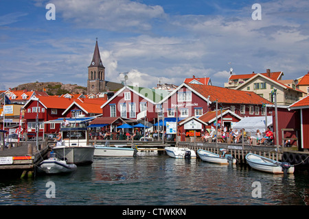 Les touristes et les bateaux dans le port du village de pêcheurs Stenungsund, Bohuslän, Suède Banque D'Images