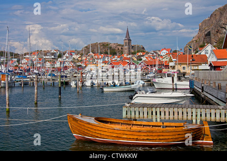 Voiliers dans le port du village de pêcheurs Stenungsund, Bohuslän, Suède Banque D'Images