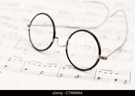 Une paire de lunettes vintage corne fil placé sur certaines partitions de musique - studio shot avec une très faible profondeur de champ Banque D'Images