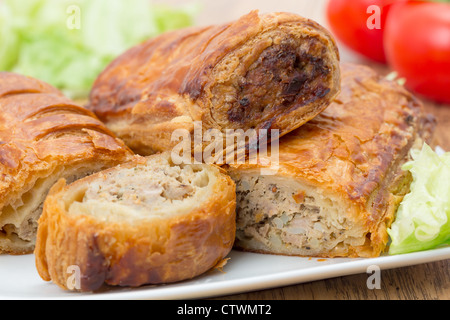 Une assiette de saucisses faites maison rouleaux sur une plaque blanche - studio abattu avec une faible profondeur de champ Banque D'Images