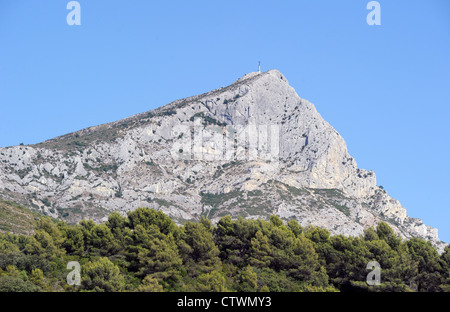 Vue sur le Mont Sainte-Victoire, près de Aix-en-Provence, France. Ce sommet de montagne a inspiré célèbre peintre français Paul Cézanne. Banque D'Images