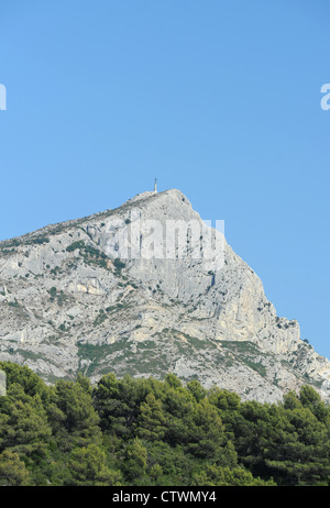 Vue sur le Mont Sainte-Victoire, près de Aix-en-Provence, France. Ce sommet de montagne a inspiré célèbre peintre français Paul Cézanne. Banque D'Images