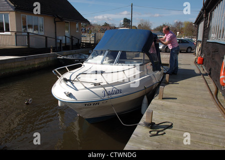 Bateau de Moteur Quicksilver 620 Flamingo J'adure sur les Norfolk Broads, Broads National Park Banque D'Images