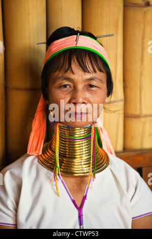 Les KAYAN sont un sous-groupe du TIBÉTO BURMAN KAREN ROUGE connu pour étirer le cou avec des anneaux métalliques - Myanmar Banque D'Images