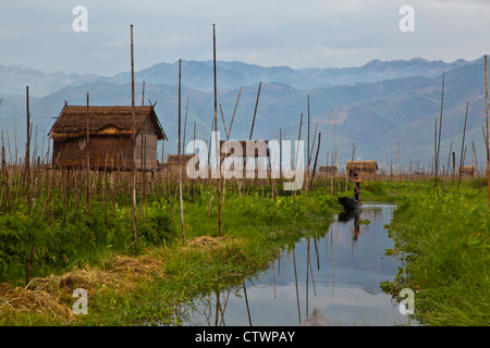 Bateaux en bois fait main sont la principale forme de transport sur le lac Inle - Myanmar Banque D'Images