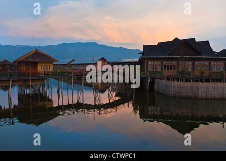 SKY LAKE RESORT se compose d'individu bungalos construit sur pilotis sur le lac Inle - Myanmar Banque D'Images