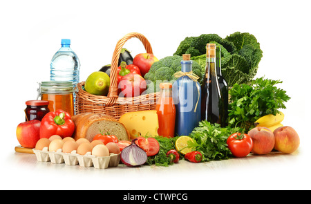 Épicerie dans panier en osier dont les légumes, les fruits, les produits de boulangerie et des produits laitiers et du vin isolated on white Banque D'Images