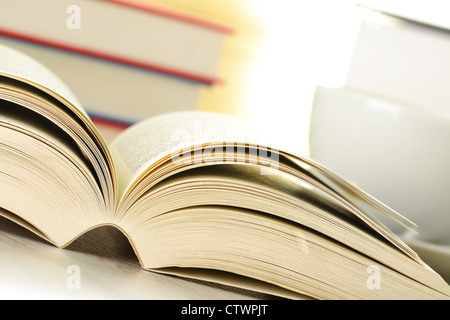 La composition avec des livres sur la table Banque D'Images