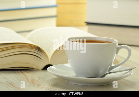 La composition avec livres et tasse de café sur la table Banque D'Images