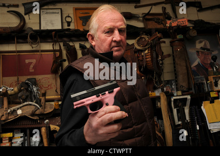 Jim Sharrah, propriétaire de magasin d'armes, Tucson, Arizona, Etats-Unis, a été en affaires depuis 40 ans. Banque D'Images
