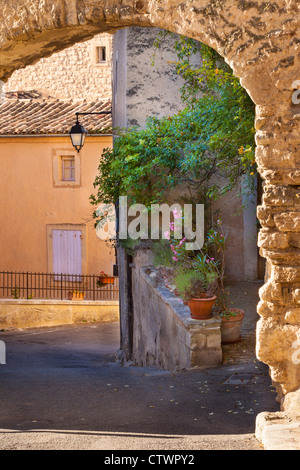 Tôt le matin, scène de rue à ville médiévale de Lacoste dans le Luberon, Provence France Banque D'Images