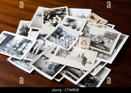 De vieux noir et blanc Photographies de famille sur une table Banque D'Images