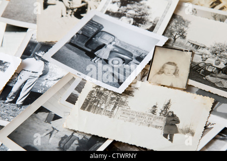 De vieux noir et blanc Photographies de famille sur une table Banque D'Images