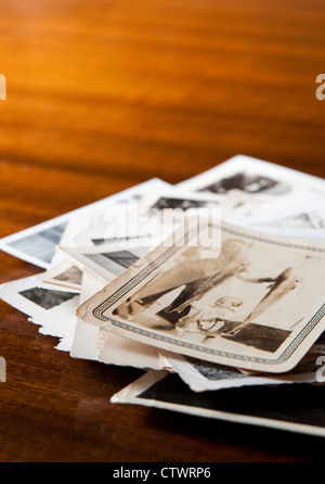 De vieux noir et blanc Photographies de famille sur une table Banque D'Images