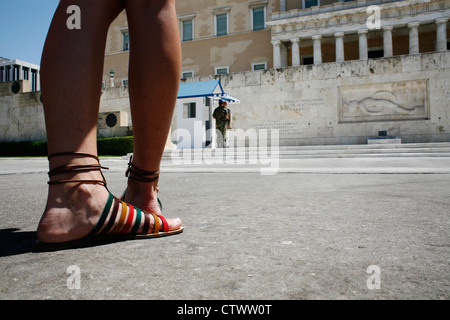 Séjour touristique en avant du parlement grec. La place Syntagma, Athènes, Grèce. Banque D'Images