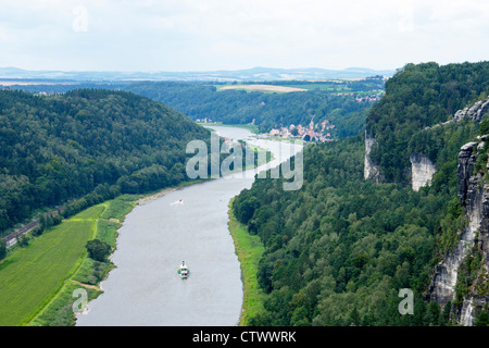 Vue panoramique le long de la rivière Elbe avec la ville Schalkenmehren, la Suisse Saxonne, Saxe, Allemagne Banque D'Images