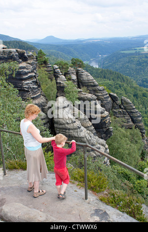 Mère et fils bénéficiant Schrammstein vue près de Bad Schandau, la Suisse Saxonne, Saxe, Allemagne Banque D'Images