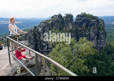 Mère et fils bénéficiant Schrammstein vue près de Bad Schandau, la Suisse Saxonne, Saxe, Allemagne Banque D'Images