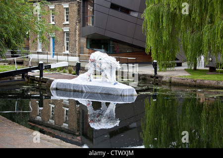 Sac en plastique l'ours polaire, le Regent's Canal, Mile End, London, UK Banque D'Images