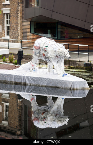 Sac en plastique l'ours polaire, le Regent's Canal, Mile End, London, UK Banque D'Images