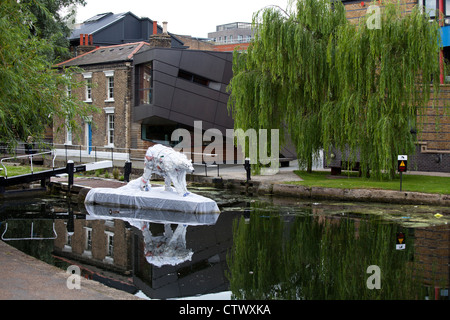 Sac en plastique l'ours polaire, le Regent's Canal, Mile End, London, UK Banque D'Images