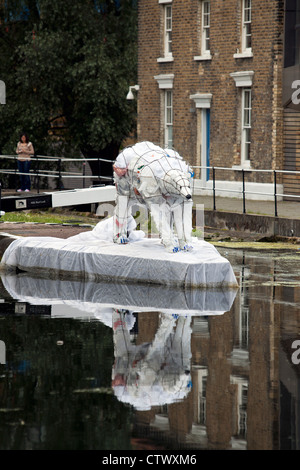 Sac en plastique l'ours polaire, le Regent's Canal, Mile End, London, UK Banque D'Images