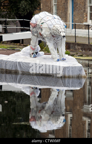 Sac en plastique l'ours polaire, le Regent's Canal, Mile End, London, UK Banque D'Images