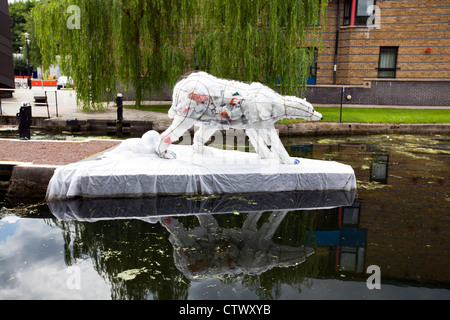 Sac en plastique l'ours polaire, le Regent's Canal, Mile End, London, UK Banque D'Images