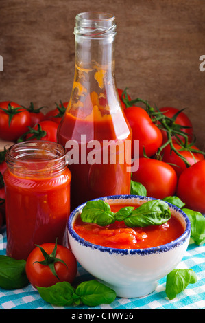 Nature morte avec une sauce tomate et ingrédients Banque D'Images