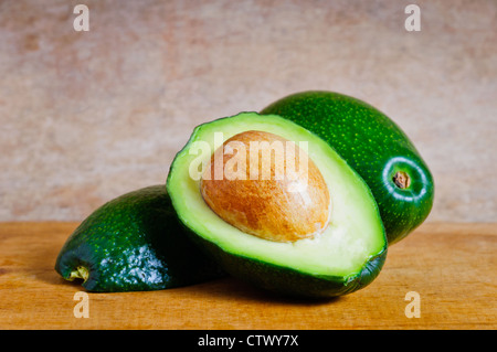 Avocat biologique mûrs sur un fond de bois Banque D'Images