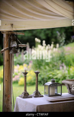 Chandeliers en laiton sur une table à manger en plein air UK Banque D'Images